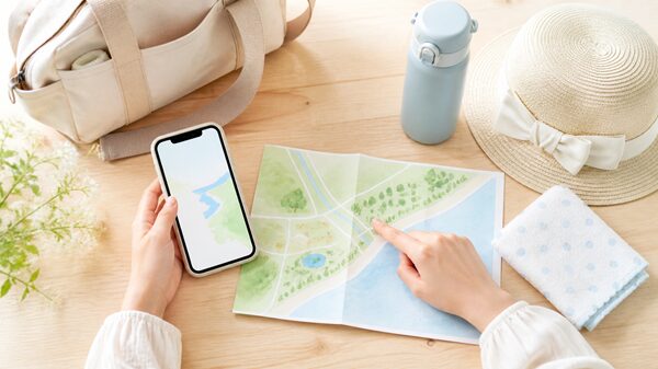 子連れの日帰りお出かけ前にスマホや地図で行き先を確認しているイラスト